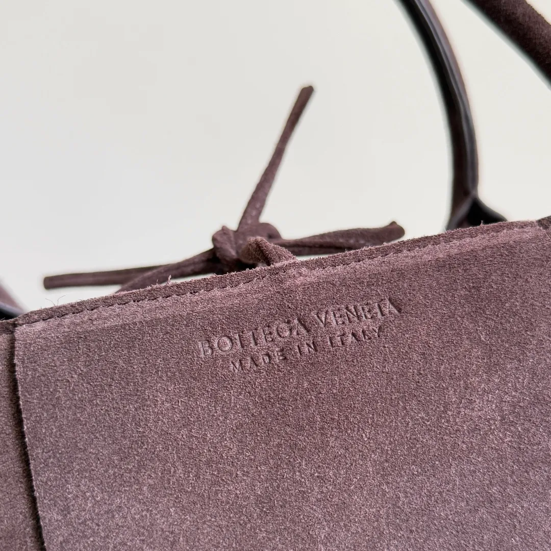 Batch 2320 38cm 𝗕𝗼𝘁𝘁𝗲𝗴𝗮 𝗩𝗲𝗻𝗲𝘁𝗮 ✨Extra large rectangular tote bag Traditional woven elements, Intrecciato woven sheepskin two-tone leather tote handbag, with a small card holder inside and an attachable buckle inside. The whole bag is hand-woven from lambskin. 🌈Only make the most high-end products in the market, welcome to compare Size: 38*25*14cm (large size) Model: 609175 Factory-equipped with a full set of packaging